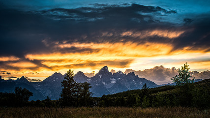Obraz premium Dramatic Clouds in Tetons Sunset - 4
