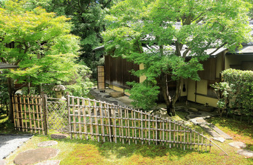 京都の古い寺院の庭の竹垣
