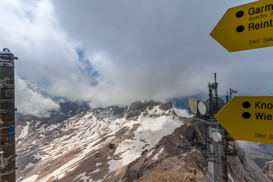 Hinweisschilder zum Schneeferner, Gletscher auf der Zugspitze, Alpen, Bayern, Deutschland