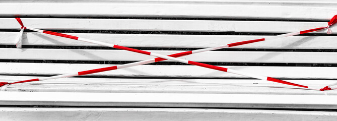 Wei&szlig;e Bank mit Absperrband