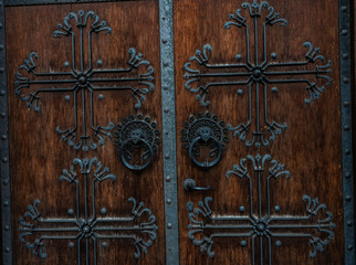 Historische Tür mit Eisenbeschlägen