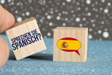 Flagge von Spanien und Frage Sprechen Sie Spanisch