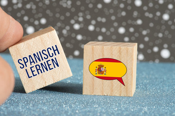 Flagge von Spanien und Slogan Spanisch Lernen