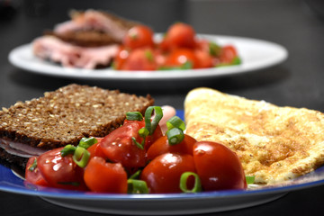 gesundes Abendbrot mit Eiweiß Omelett, Vollkornbrot und Tomaten