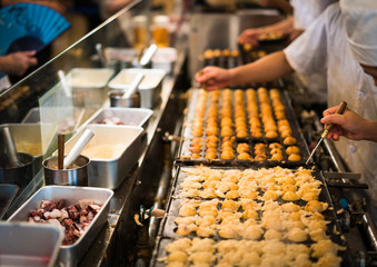 Obraz premium Japanese snack food “Takoyaki” shop at local market in japan