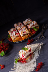 Cheese cake with meringue and red currants
