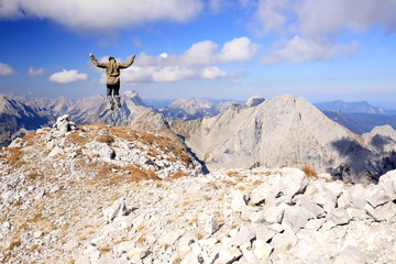 Bergsteiger springt hoch