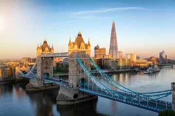 Poster Goldener Sonnenaufgang über der Tower Brücke und Skyline von London, Großbritannien © moofushi