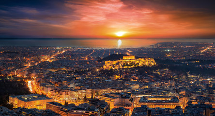 Die Skyline von Athen, Griechenland, am Abend bei Sonnenuntergang mit der Akropolis und Parthenon...