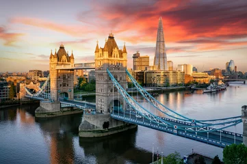 Poster Blick auf die Tower Brücke, beliebte Touristen Attraktion in London bei Sonnenaufgang am Morgen, Großbritannien © moofushi