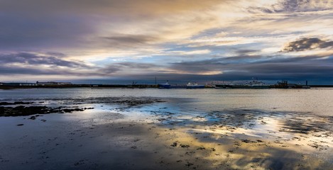 Obraz premium Harbour at sunset