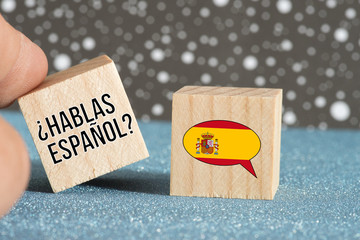 Flagge von Spanien und Frage Sprechen Sie spanisch