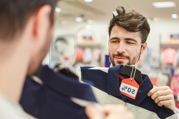 Junger Mann beim Shopping von Mode