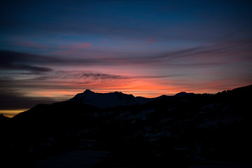 Couché de soleil sur montagnes 