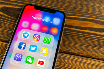 outils social media Sankt-Petersburg, Russia, May 30 2018: Apple iPhone X with icons of social media facebook, instagram, twitter, snapchat application on screen. Social media icons. Social network. Social media