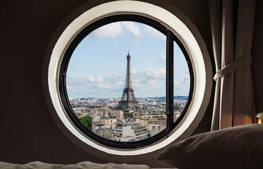Fotobehang Kijkend door het raam, de beroemde bezienswaardigheid van de Eiffeltoren in Parijs, Frankrijk. Vakantie in Europa © SasinParaksa