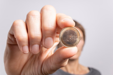 Fototapeta na wymiar 1 Euro Münze Hand Perspektive