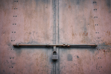 南京錠のついた古い扉