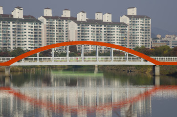 Fototapeta premium reflection of bridge in the city