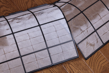 埃がたまったエアコンのフィルター