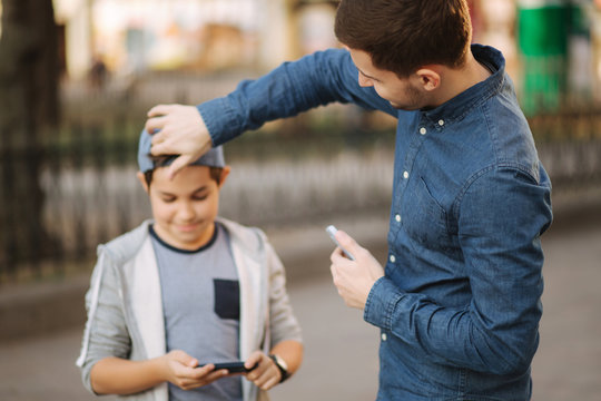 Plder brother explain to younger how to use phone