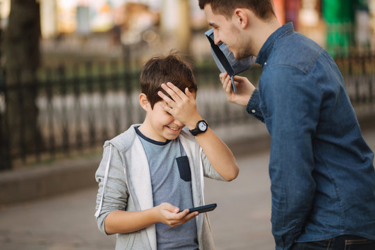 Plder brother explain to younger how to use phone