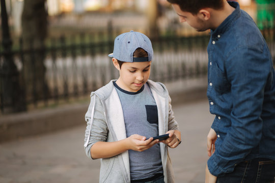 Plder brother explain to younger how to use phone