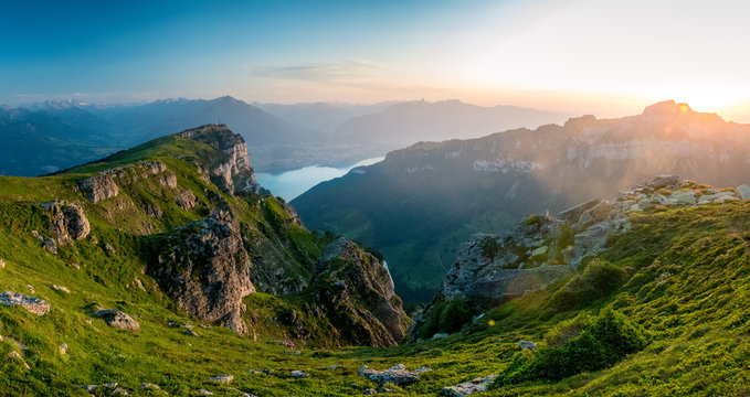 Abendstimmung auf dem Niederhorn mit Blick Richtung Thunersee und Thun