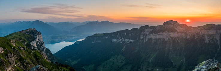 Abendstimmung über dem Thunersee mit dem Niederhorn