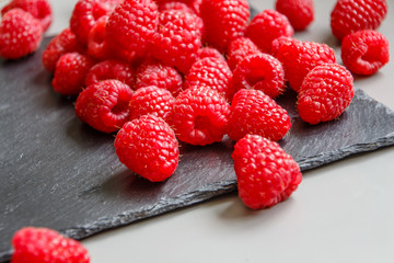 Himbeeren auf schwarzer Schieferplatte