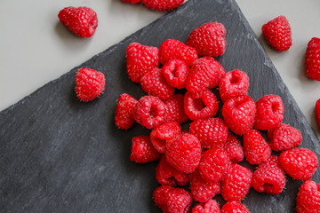 Himbeeren auf schwarzer Schieferplatte