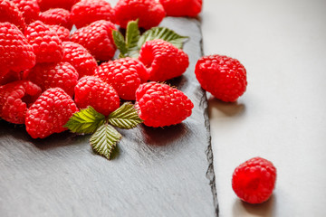 Himbeeren auf schwarzer Schieferplatte