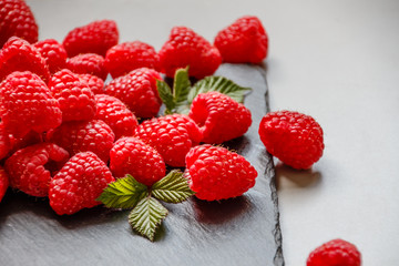 Himbeeren auf schwarzer Schieferplatte