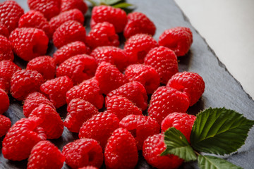 Himbeeren auf schwarzer Schieferplatte