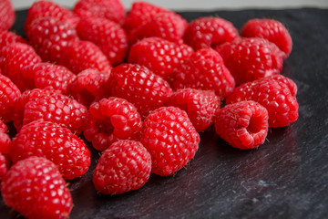 Himbeeren auf schwarzer Schieferplatte