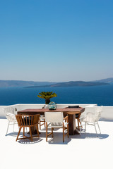 Vue sur volcan depuis une terrasse à Oia sur l'île de Santorin en Grèce