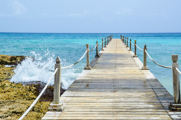 Fototapeta premium MUELLE CON MAR AZUL