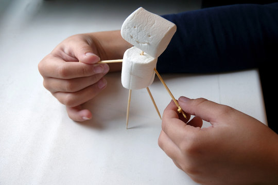 man from marmelo in the hands of the girls