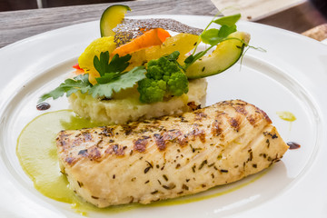 pavé de dorade, purée de patate douce et légumes sautés 