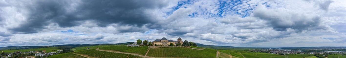 Fototapeta na wymiar Panoramaaufnahme der Weinberge und Schloss Johannisberg/Deutschland bei Gewitterstimmung