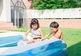 Fototapeta na wymiar 家のプールで遊ぶ子供