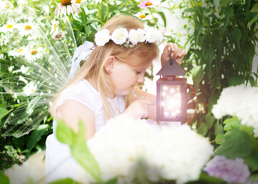 Blumenfee schaut in die Laterne mit vielen kleinen Gl&uuml;hw&uuml;rmchen, Komposing