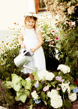 Vintage Bild Mädchen beim Blumengießen, Gießkanne