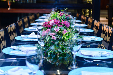 table set for dinner, dinner table setting, party table setting, table setting