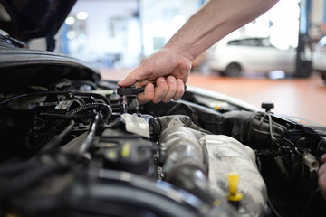 Closeup Werkzeug Reparatur Motor am Fahrzeug in einer Autowerkstatt durch professionellen...
