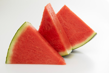 Trozos de sandía aislados sobre fondo blanco
