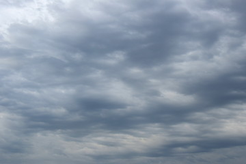 Dramatische Wolken bei Sonnenaufgang über dem Meer