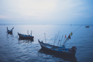 Obraz premium local fishing boat and the sea sunset