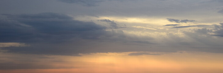 Fototapeta premium Wolken bei Sonnenaufgang über dem Meer