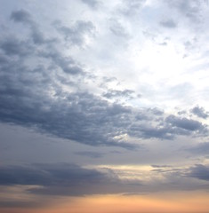 Wolkenstimmung am Meer bei Sonnenaufgang